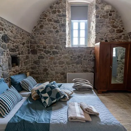 Englezena's Apartment
